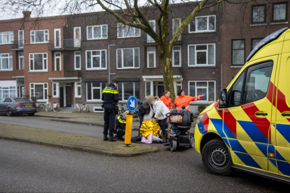 Vrouw op scootmobiel aangereden door auto