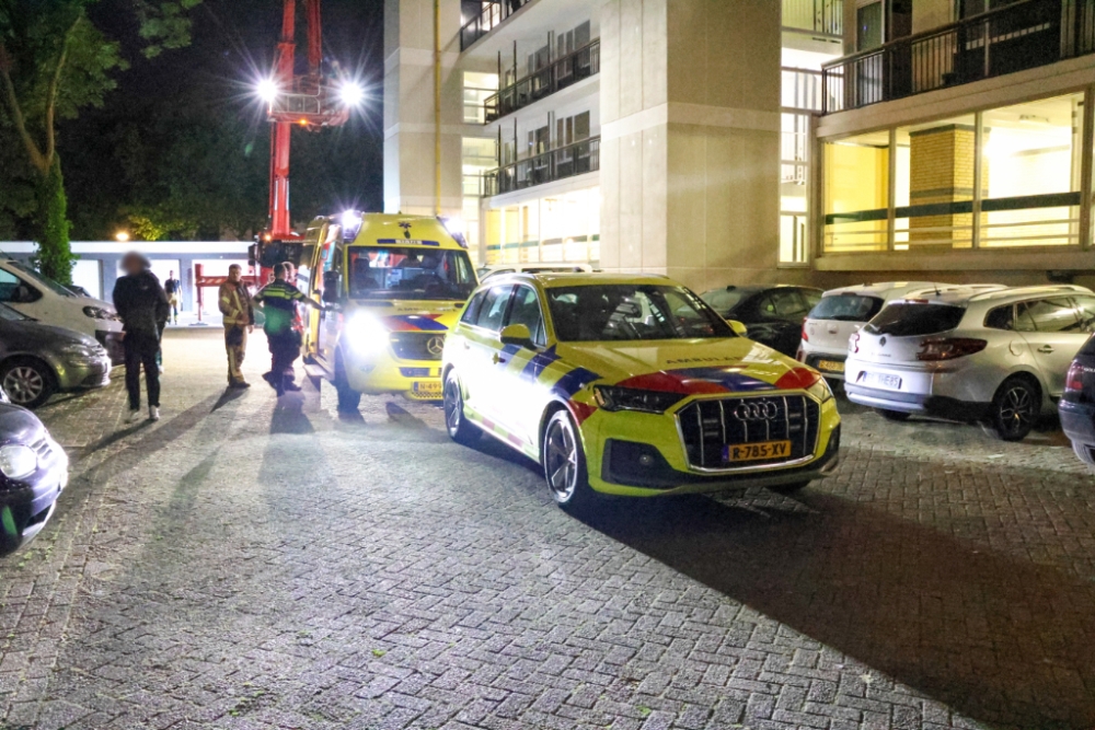 Veel hulpdiensten bij medische noodsituatie in flatwoning in Westwijk
