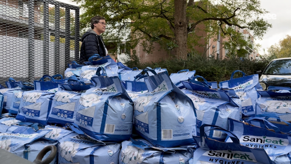 Drukte alom bij de nieuwe dierenvoedselbank van Songül: &#039;Ik kan helaas niet iedereen helpen&#039;