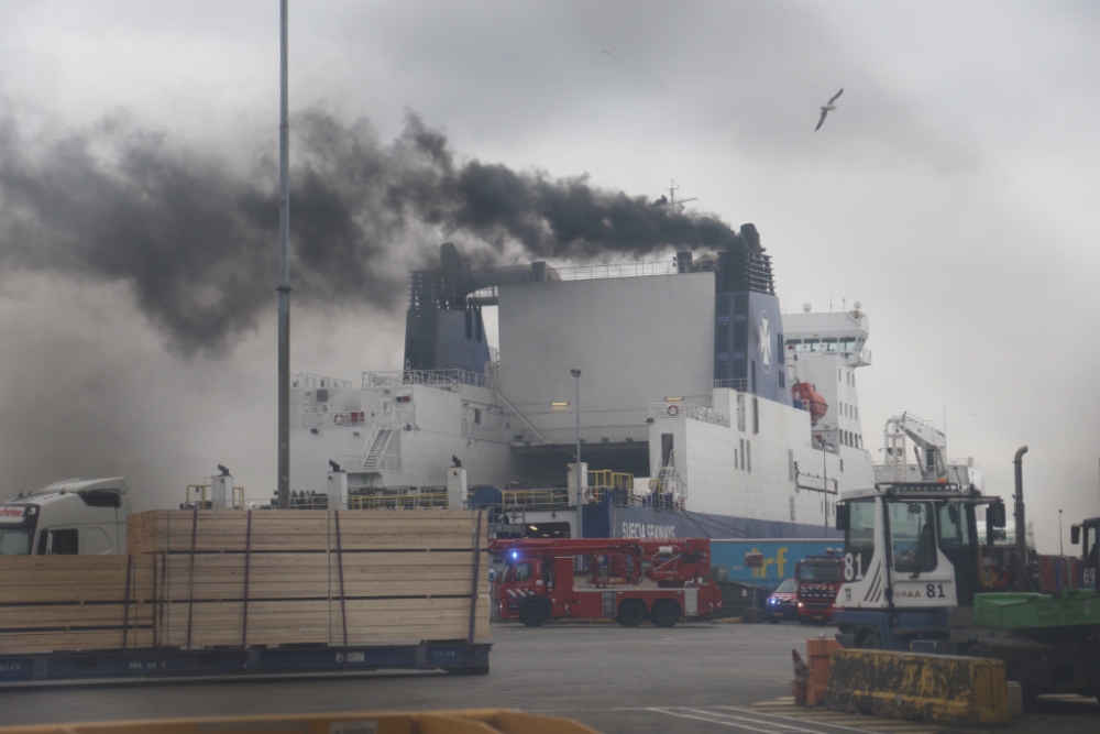 Rook over Schiedam door werkzaamheden schip Vlaardingen