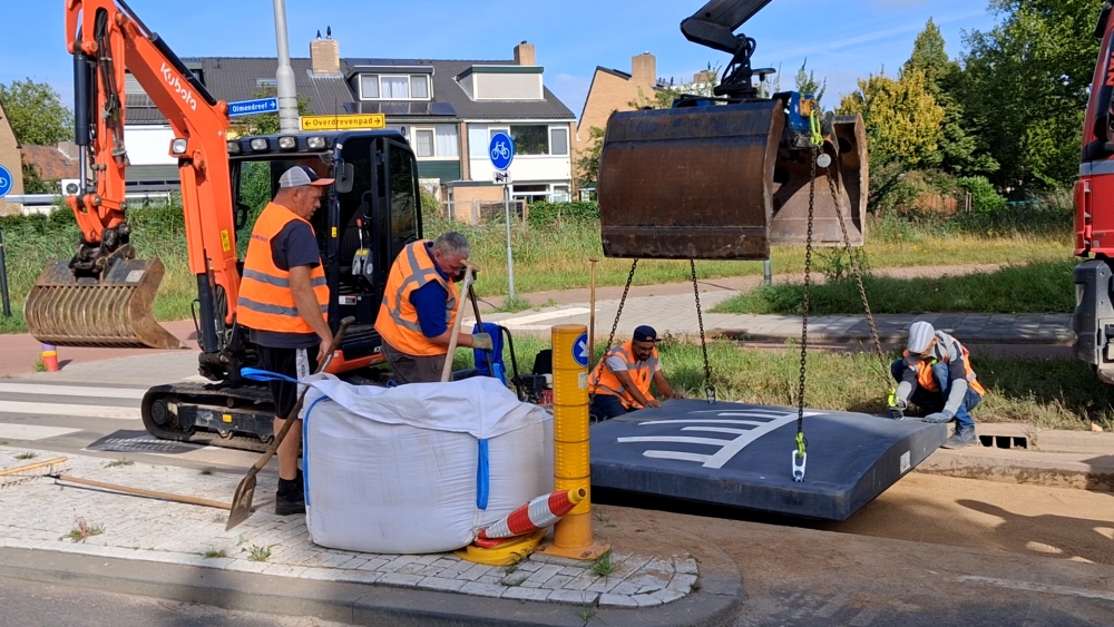 Eerste verkeersdrempels op de Olmendreef geplaatst: ‘Maar we zijn er nog niet’