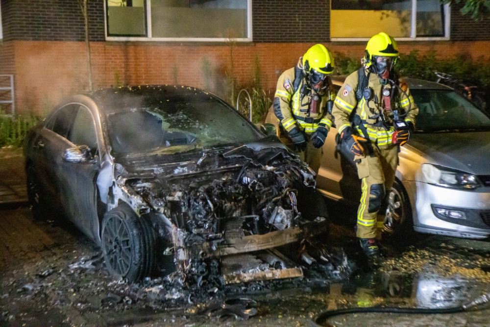 Auto brandt volledig uit, twee anderen lopen schade op