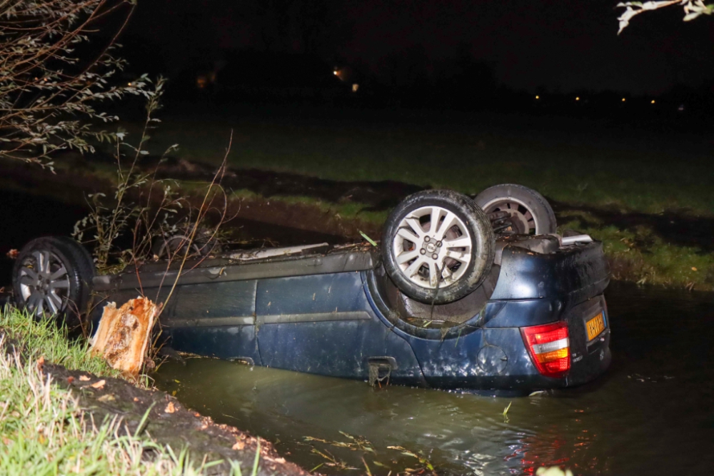 Auto belandt op z&#039;n kop in de sloot aan de Woudweg