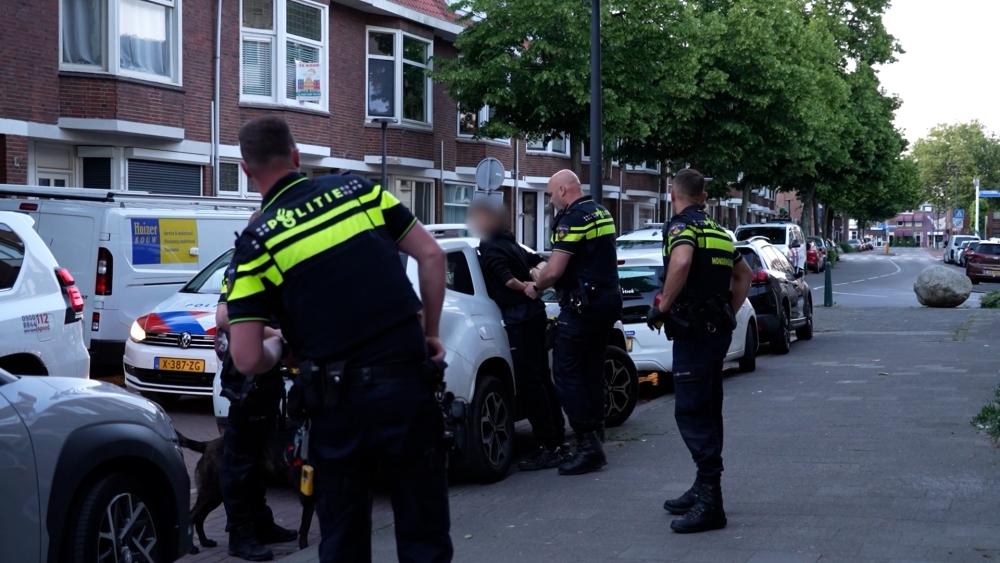 Vrouw geslagen tijdens beroving, politie pakt vier jongeren op