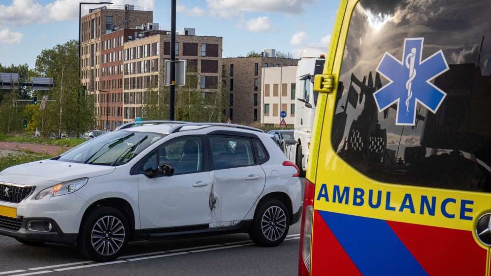 Auto en vrachtwagen botsen vlak voor verkeerslichten bij Vijfsluizen