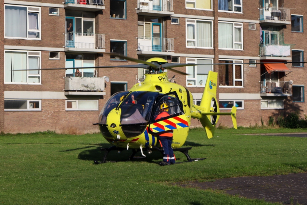 Traumahelikopter landt tussen flats in Groenoord voor medische noodsituatie