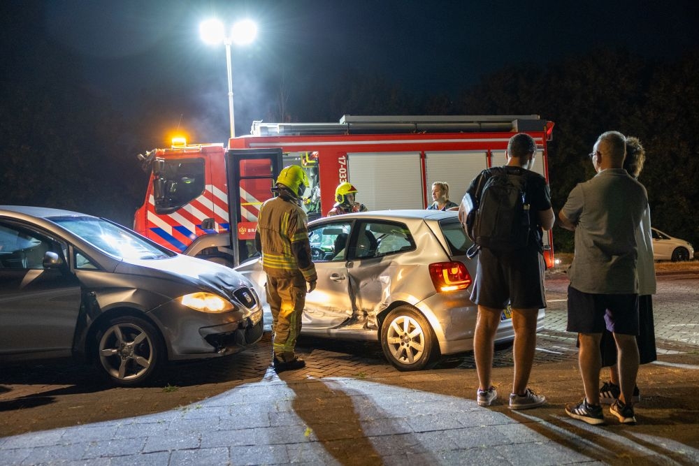 Autodeuren willen niet meer open na aanrijding, brandweer schiet te hulp
