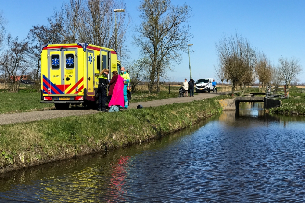 Vrouw raakt met scooter en al te water