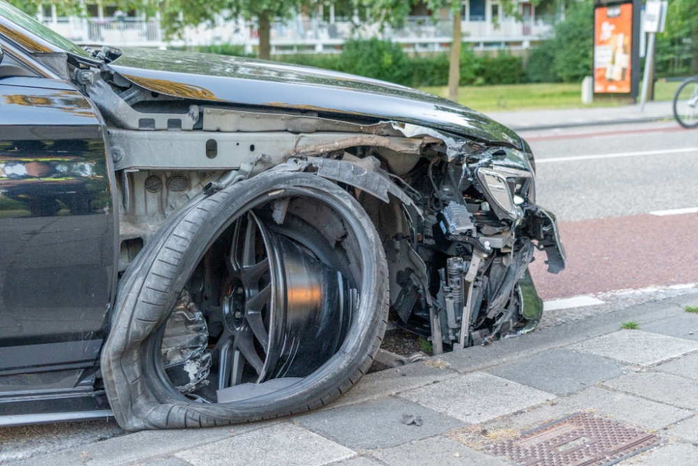 Auto rijdt tegen lantaarnpaal en raakt zwaar beschadigd, bestuurder aangehouden