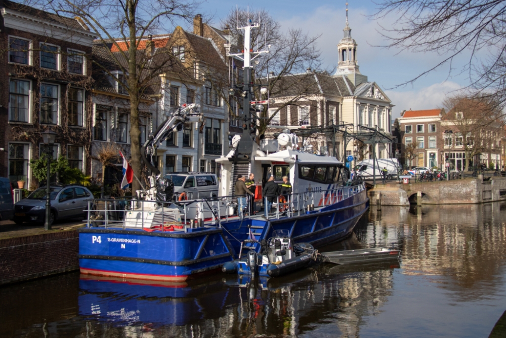 Politie zoekt in Lange Haven naar moordwapen steekpartij Hoogstraat