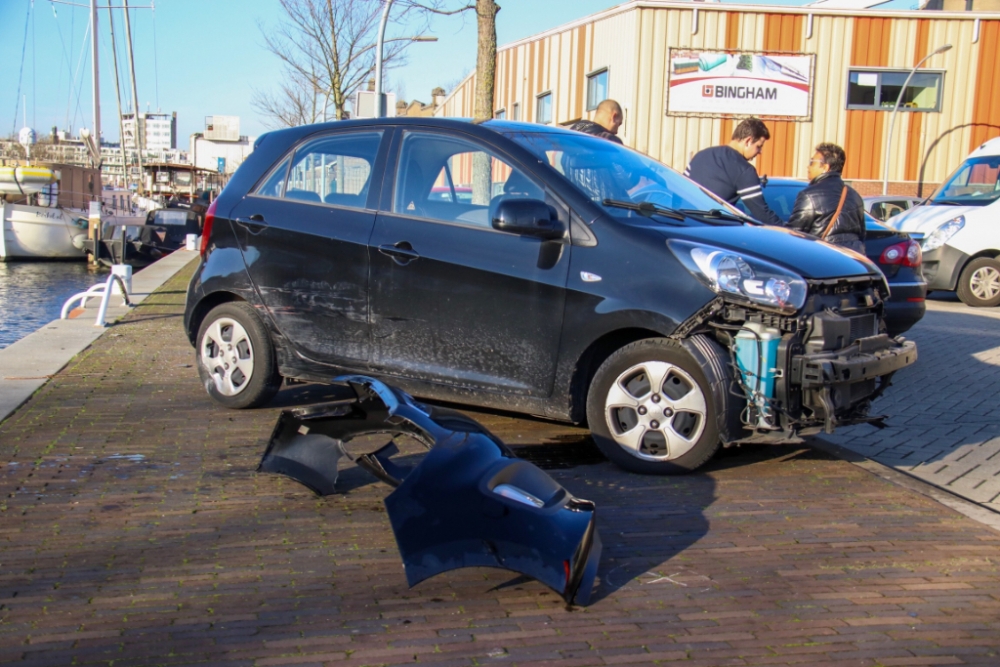 Auto raakt net niet te water dankzij bolder