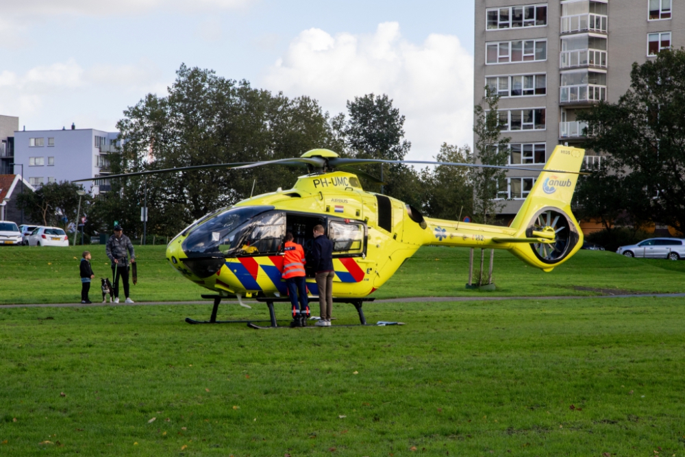 Hulpdiensten, waaronder traumahelikopter, naar medische noodsituatie in flat Havendijk