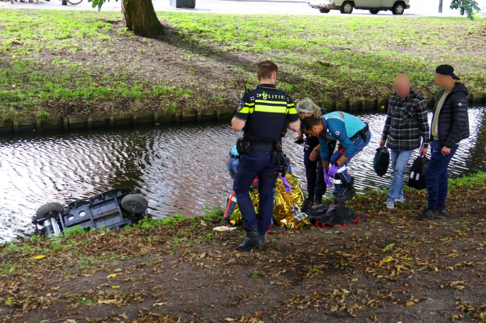 Man rijdt met scootmobiel, hond en boodschappen de sloot in