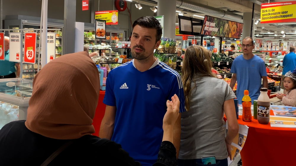 Supermarktbezoekers verrast met gesprek over voeding: ‘Ongezond mag, maar wel met mate’