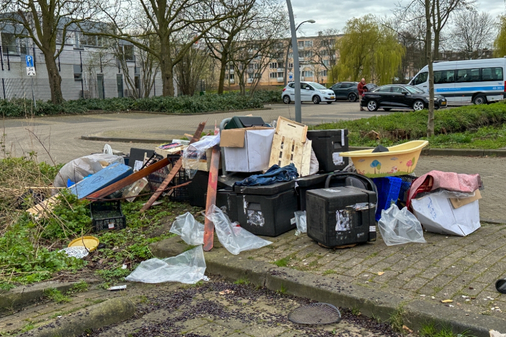 Grote hoeveelheid afval gedumpt op parkeerplaats