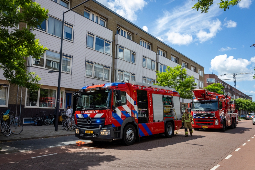 Brand in achtertuin van woning in Schiedam-Oost