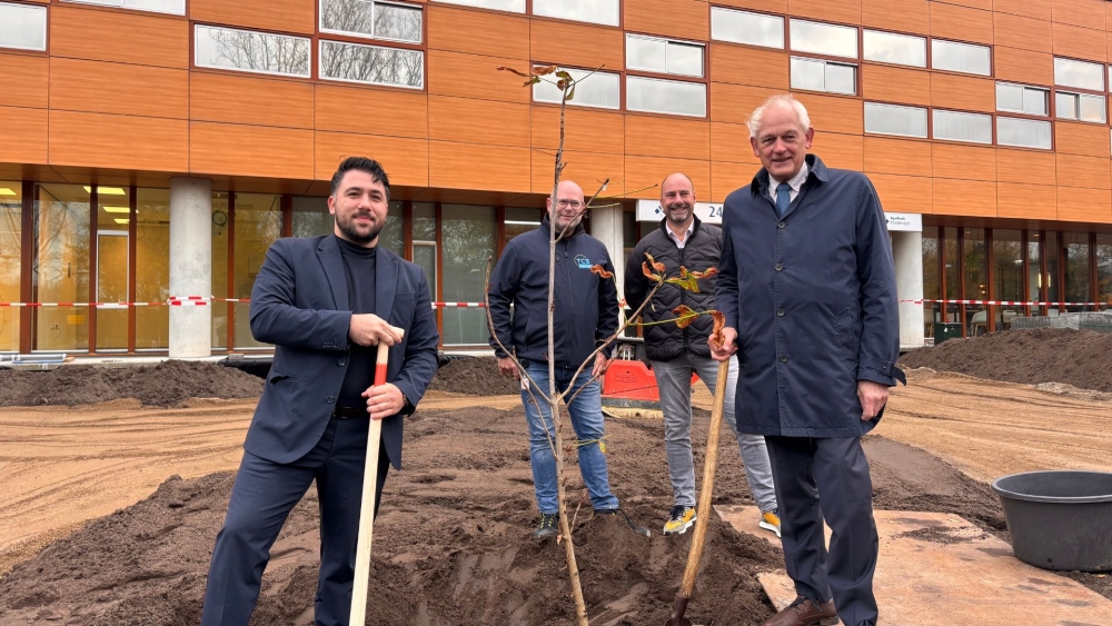 Oud-burgemeester Lamers verzilvert na 2,5 jaar vertrek zijn afscheidscadeau