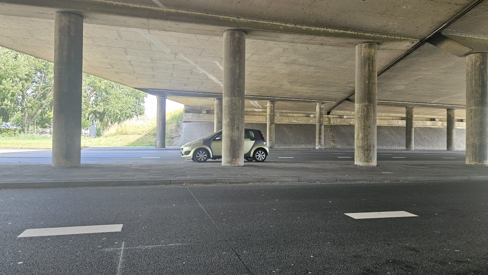 Waar is de bestuurder van de personenauto op de 's-Gravelandseweg?