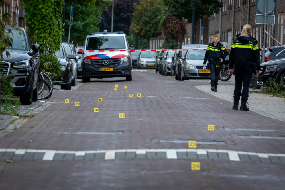 Steekpartij in Schiedam-Oost, groot politieonderzoek in de straat