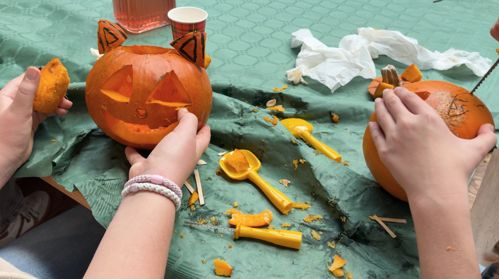 Herfstvakantie en Halloween komen samen tijdens pompoensnijochtend in Vlaardingen