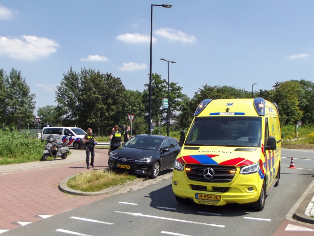 Scooterrijdster raakt gewond bij aanrijding met auto