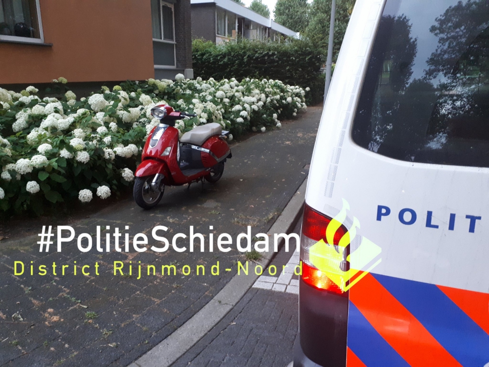 Politie vindt gestolen scooter en brengt deze lopend naar de eigenaar terug