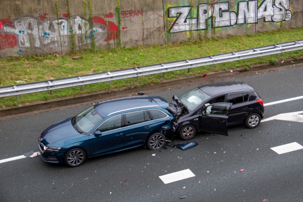 Veel schade bij kop-staart botsing A4 Vlaardingen/Schiedam