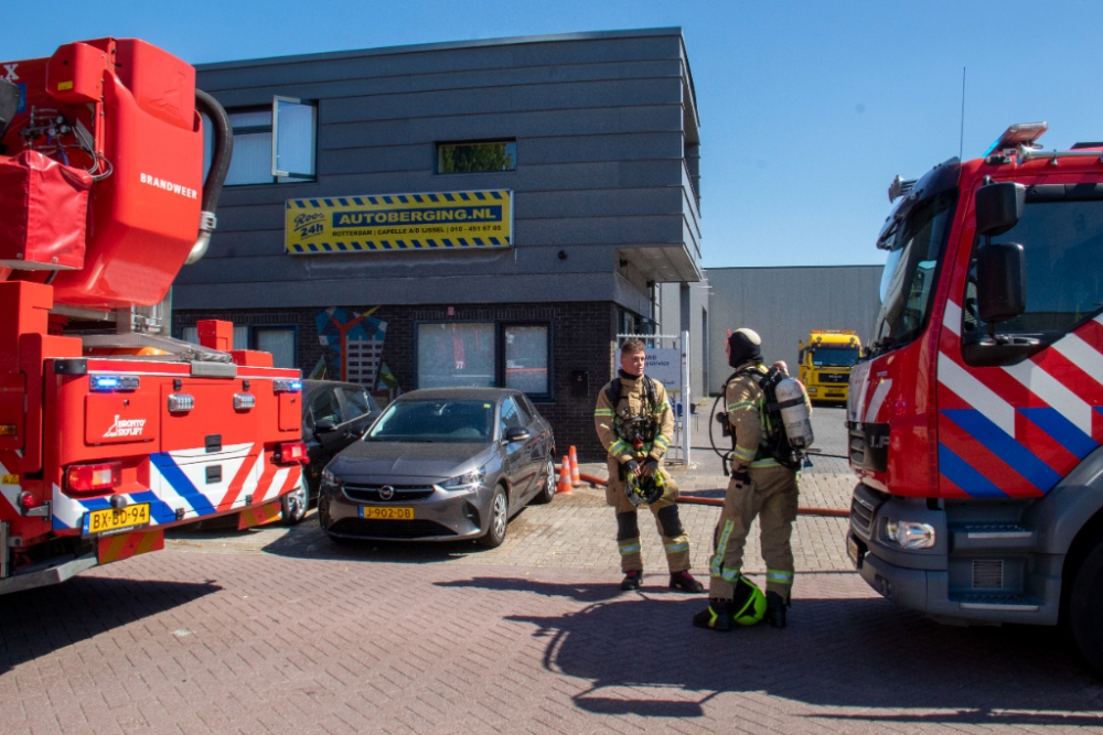 Brand bij Roos Autoberging aan de Van Heekstraatsnel snel onder controle