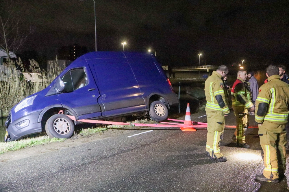 Bestelbus komt half in het water terecht aan de Broekpolderweg