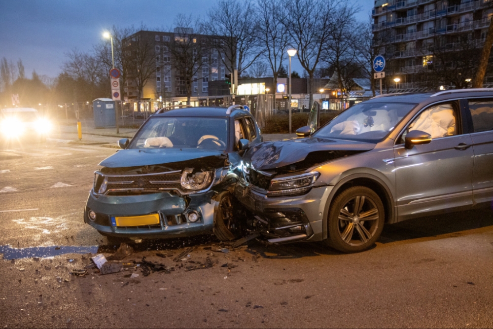 Twee auto&#039;s raken total loss bij aanrijding in Schiedam