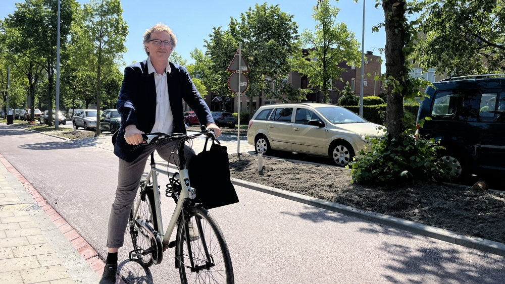 Wethouder fietst trots over BK-Laan, vernieuwing is voor tweederde klaar