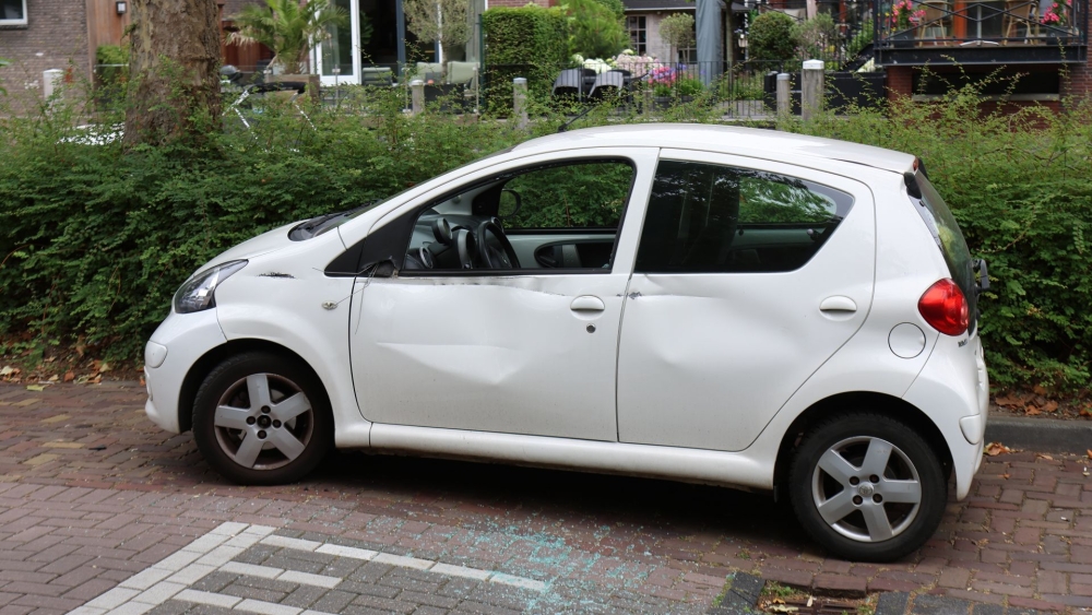 Geparkeerde auto aan de Hoflaan beschadigd door indraaiende vrachtwagen