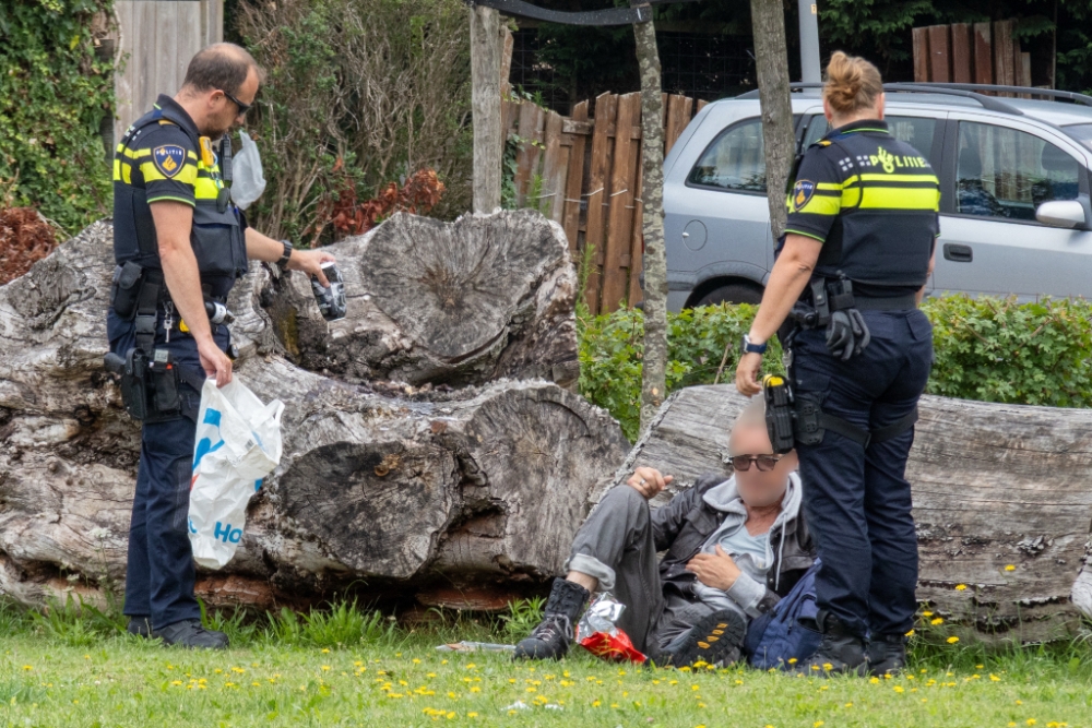 Politie stuurt slapende man van straat weg