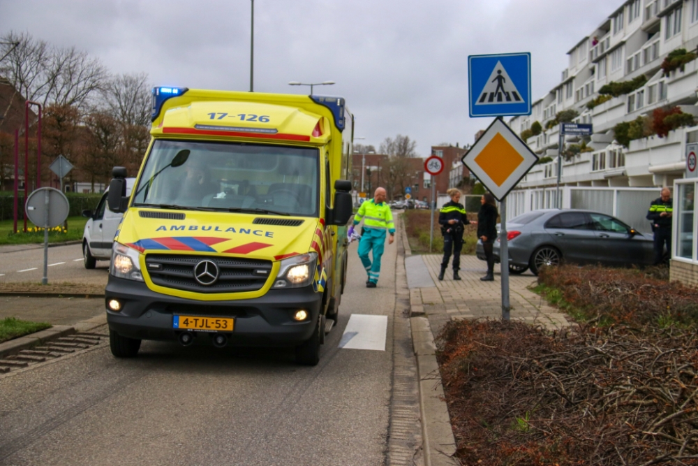 Man schrikt van hard remmende auto en komt ten val