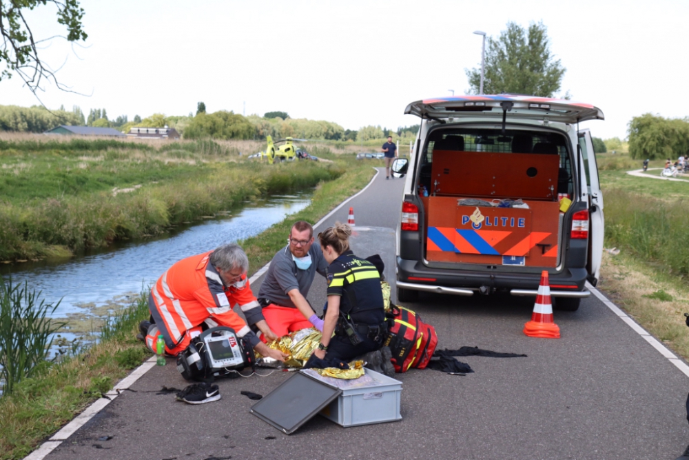 Auto ondersteboven in sloot, bestuurster gewond