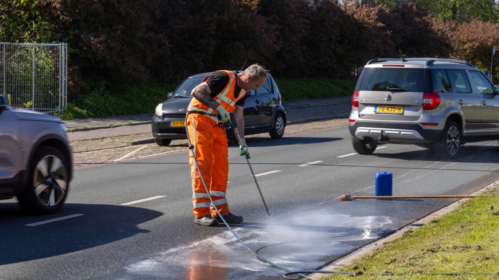 Meterslang verfspoor achtergelaten op Van Hogendorplaan in Vlaardingen