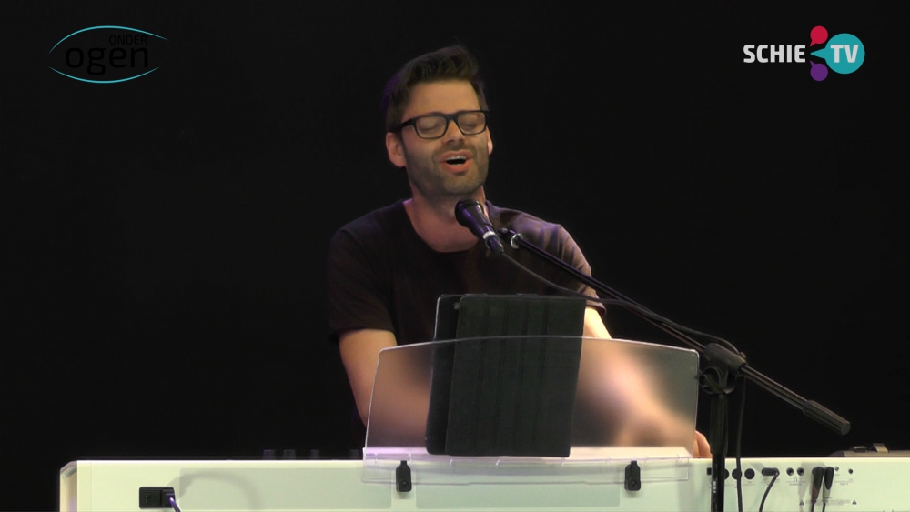 Live optreden Andy Sergeant met het nummer Taking Control