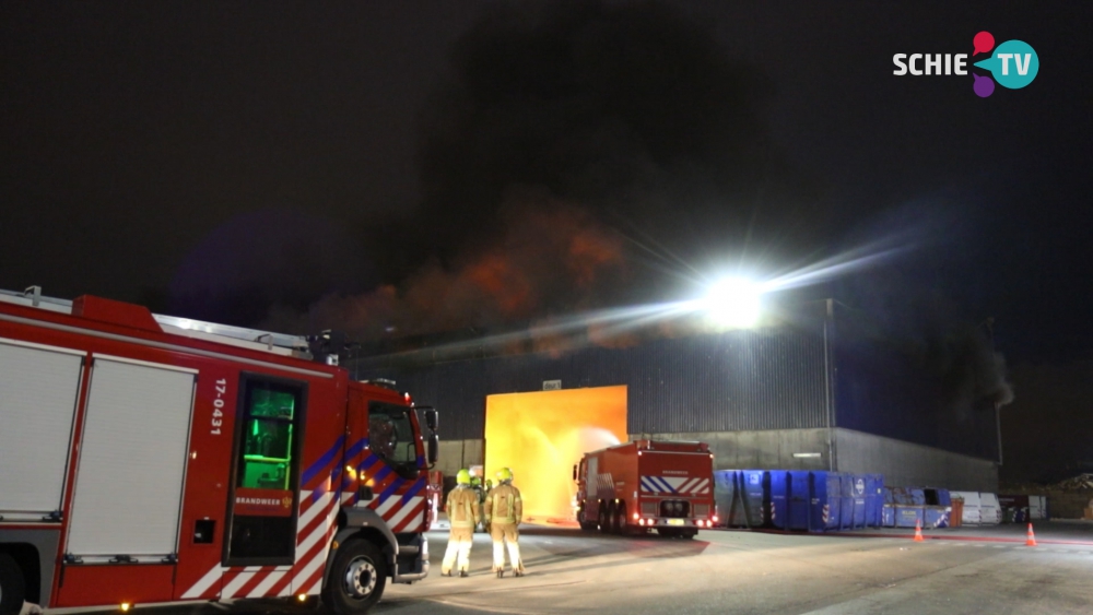 Zeer grote brand bij afvalverwerker in Vlaardingen