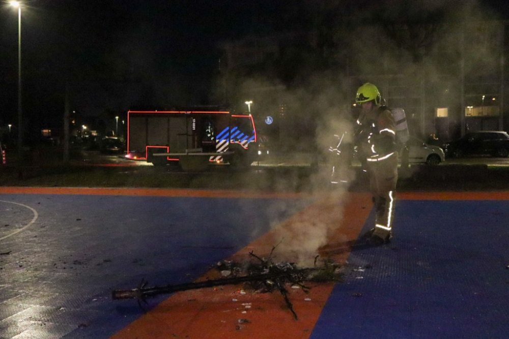 Kerstbomen in brand gestoken op nieuw aangelegd speelveld in Vlaardingen