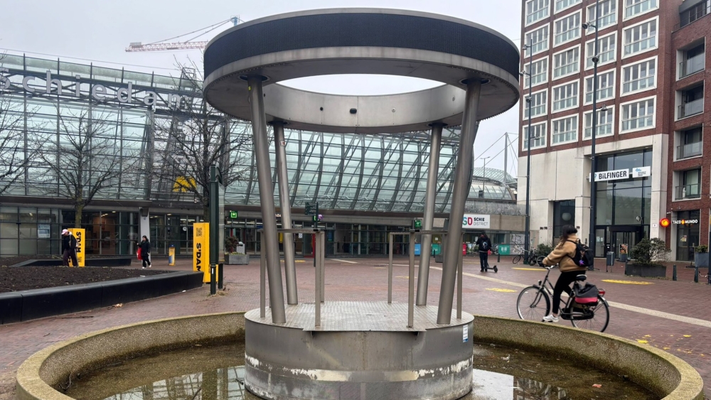 Weghalen van kunstwerk Poetry Pavilion bij station Schiedam Centrum is begonnen