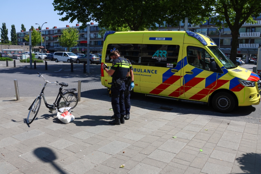 Agenten en ambulance schieten fietser te hulp