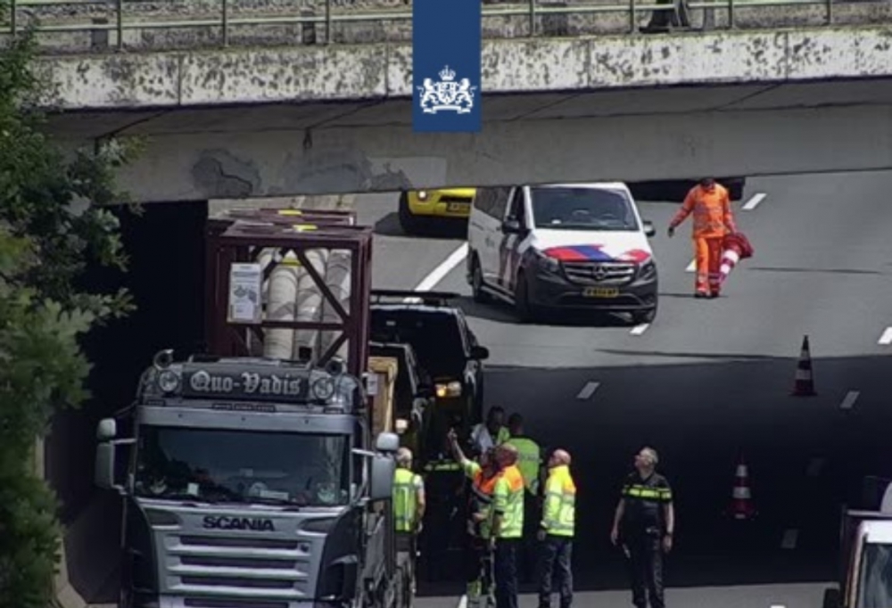 Vrachtwagen rijdt zich klem op de A20