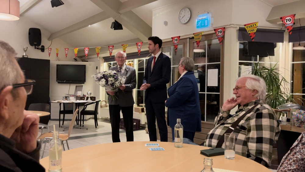 Johan (91) is al 70 jaar lid van klaverjasvereniging HVO en ontvangt Haringspeld