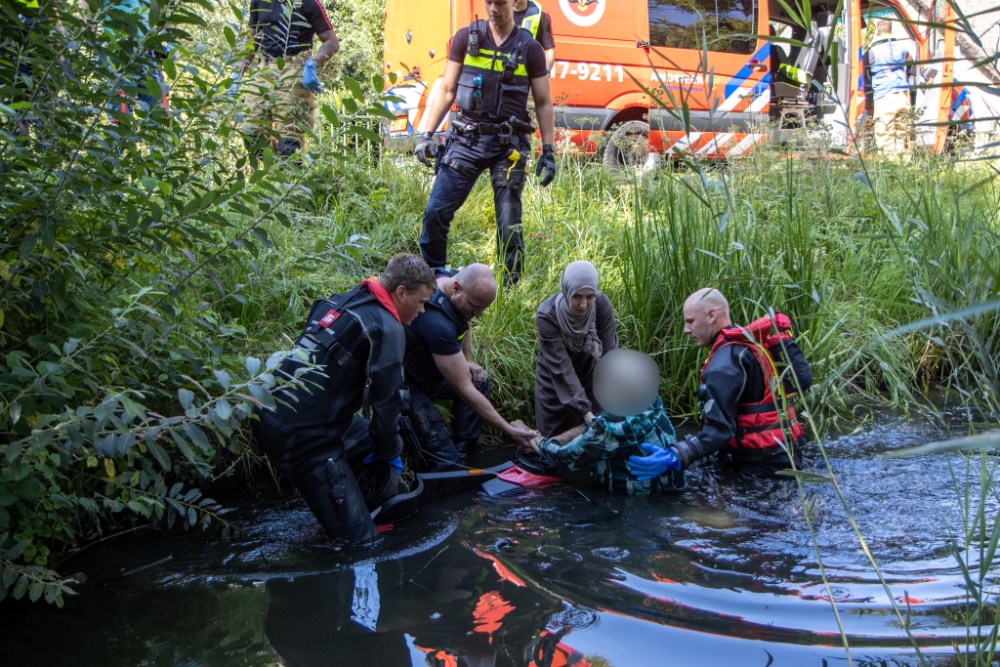 Vrouw komt met scootmobiel in water terecht, gered door omstanders en hulpdiensten