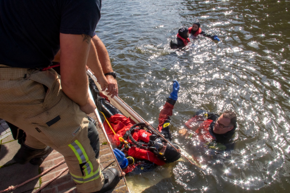 Brandweerman redt eigen dochters uit het water bij het Doeleplein