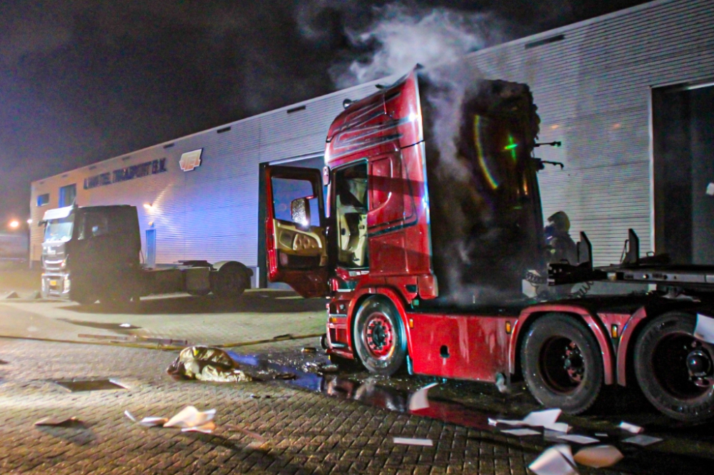 Cabine van vrachtwagen brandt uit op Admiraal Trompstraat