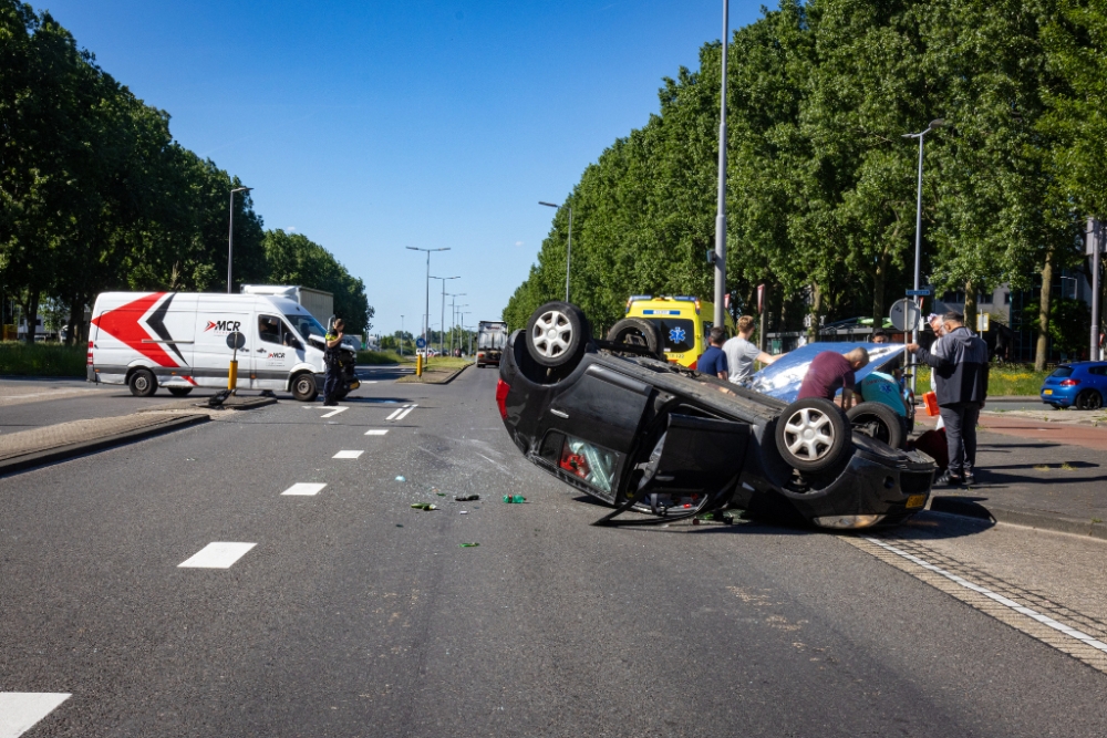 Auto komt op zijn dak terecht na aanrijding