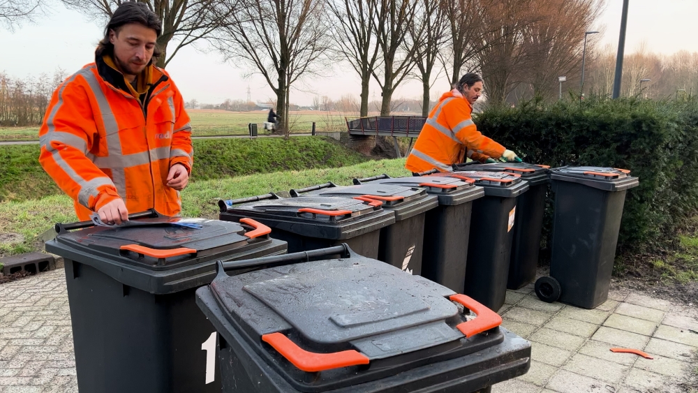 Frank en zijn collega’s passen achtduizend kliko’s aan nu PMD in Schiedam bij het restafval mag
