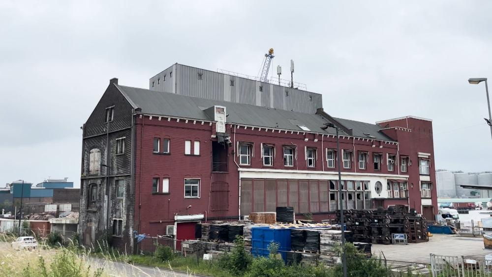 Het gebouw dat wordt gesloopt