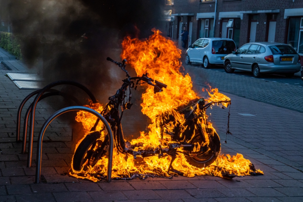 Deelscooter brandt volledig uit